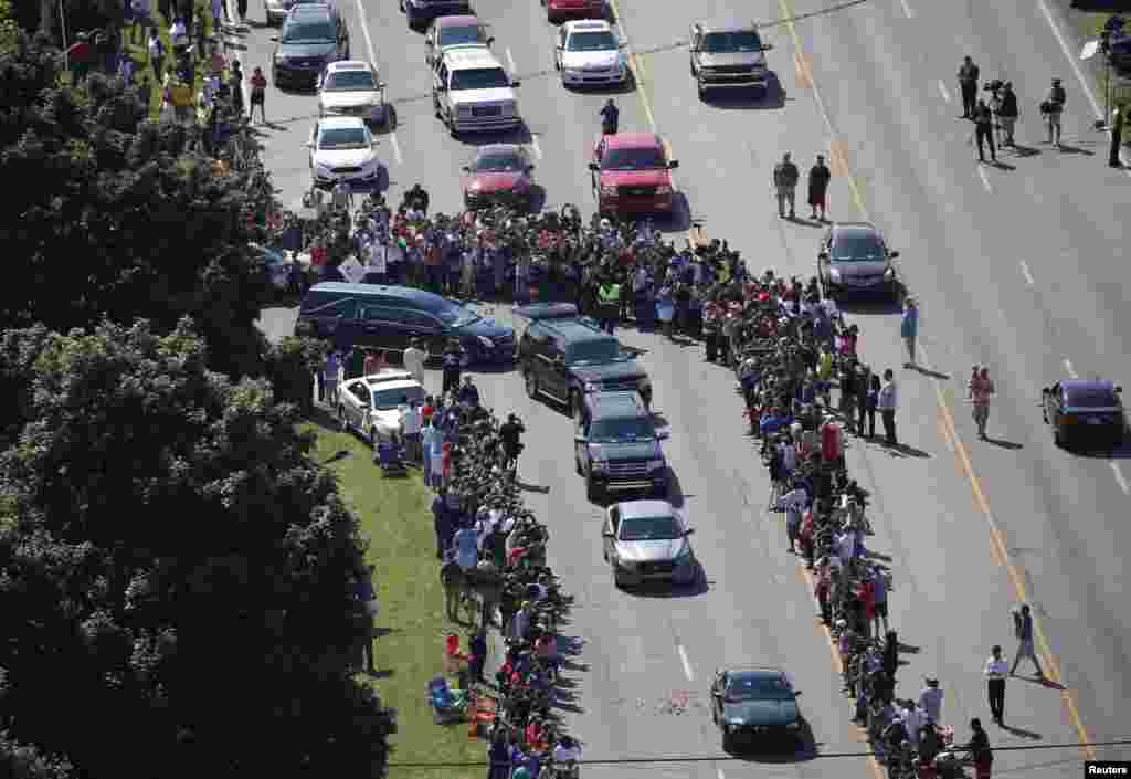 The Hearse car carrying the remains of Muhammad Ali leaves AD Porter &amp; Sons funeral home during procession for the three-time heavyweight boxing champion, Louisville, Kentucky, June 10, 2016.