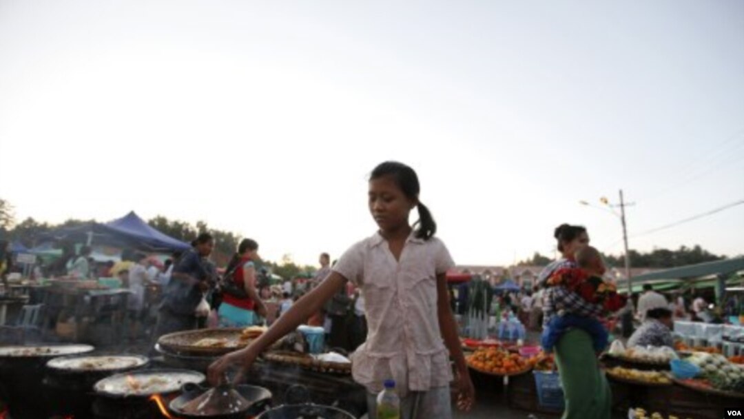 Seorang anak perempuan berjualan di Pasar Myoma, Naypyitaw, Burma (18/12). Sepertiga dari warga Burma yang berjumlah 60 juta orang hidup dalam kemiskinan.