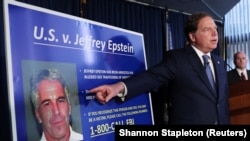 Pengacara Geoffrey Berman, menunjuk ke foto Jeffrey Epstein saat dia dituduh atas perdagangan seks anak di bawah umur dan konspirasi untuk melakukan perdagangan seks anak di bawah umur, di New York, AS, 8 Juli 2019. (Foto: Reuters)