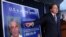 Pengacara Geoffrey Berman, menunjuk ke foto Jeffrey Epstein saat dia dituduh atas perdagangan seks anak di bawah umur dan konspirasi untuk melakukan perdagangan seks anak di bawah umur, di New York, AS, 8 Juli 2019. (Foto: Reuters)