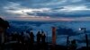 Para pendaki melihat pemandangan matahari terbit dari Gunung Fuji di kota Fujiyoshida, prefektur Yamanashi.