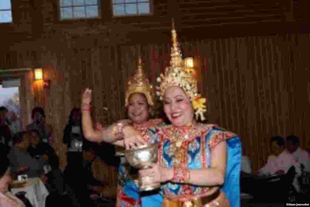 ຟ້ອນອວນພອນປີໃໝ່ໂດຍຄະນະນາດຕະສິນຈາກລັດໄອໂອວາ