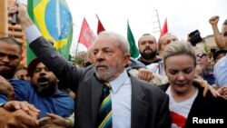 L'ancien président brésilien Luiz Inacio Lula da Silva arrive à la Cour de Justice fédérale pour témoigner à Curitiba, au Brésil, le 10 mai 2017.