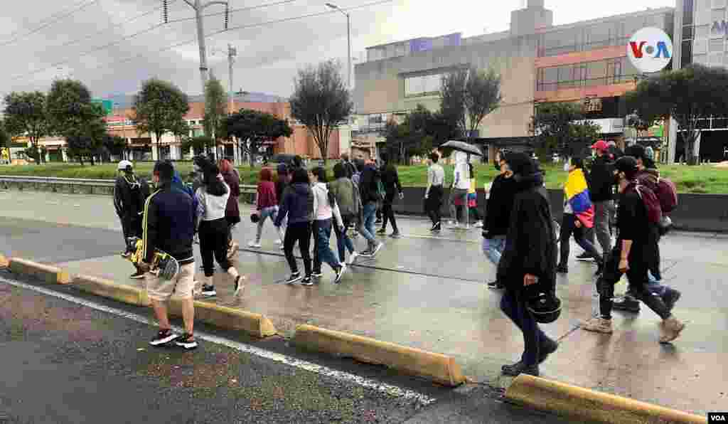 Pese a un tercer repunte de la pandemia del coronavirus, los colombianos volvieron a las calles por quinto d&#237;a consecutivo el domingo 2 de mayo para protestar contra una reforma tributaria propuesta por el gobierno.