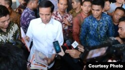 Presiden Joko Widodo hari Minggu (19/2) meluangkan waktu ke toko buku dan membeli puluhan buku untuk anak-anak di daerah. (Foto: Setpres RI).