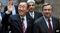 Sekjen PBB Ban Ki-moon (kiri) bersama penggantinya, Antonio Guterres dalam sebuah acara di Jenewa, Swiss (foto: dok).