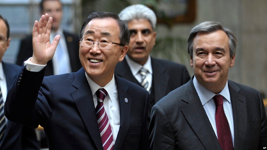 Le secrétaire général des Nations Ban Ki-moon Unies, à gauche, et le Haut-Commissaire des Nations Unies pour les réfugiés, Antonio Guterres, à droite, salue les membres du personnel du HCR après une réunion au siège du Haut-Commissariat des Nations Unies pour les réfugiés, le HCR, à Genève, en Suisse, 14 octobre 2008.