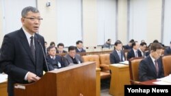 류제승 한국 국방정책실장이 29일 국회 국방위원회에서 '한미일 국방부간 북한 핵과 미사일 위협에 관한 3자 정보공유 약정'에 대해 보고하고 있다. 