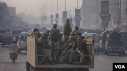 Militer Pakistan melakukan patroli di Peshawar, Pakistan barat laut (26/11). Sebuah helikopter NATO menyerang pos militer Pakistan dan menewaskan 25 tentara.