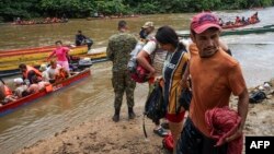 Migrantes llegan a un Puerto de asistencia humanitaria en Lajas Blancas, en el Darién, Panamá, el pasado 18 de agosto.