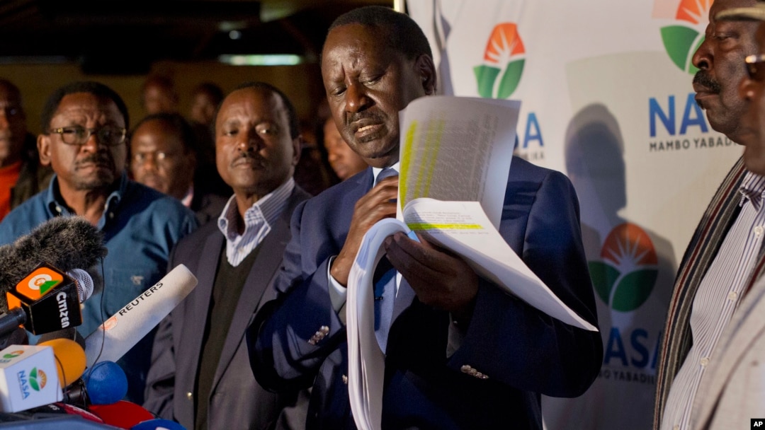 Pemimpin oposisi dan Capres Kenya, Raila Odinga memberikan konferensi pers di Nairobi, Kenya, Rabu (9/8). 