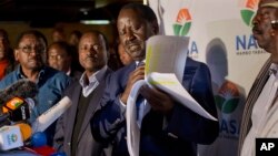 Pemimpin oposisi dan Capres Kenya, Raila Odinga memberikan konferensi pers di Nairobi, Kenya, Rabu (9/8). 