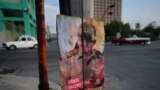 ARCHIVO - Una imagen del expresidente cubano Raúl Castro cuelga en una calle de La Habana, Cuba, el 9 de mayo de 2023.