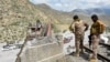 Petugas keamanan memeriksa jembatan rel kereta api yang runtuh menyusul ledakan yang dilakukan oleh militan separatis di Kolpur, distrik Bolan, provinsi Balochistan, Pakistan, pada 27 Agustus 2024. (Foto: AFP/Banaras Khan)