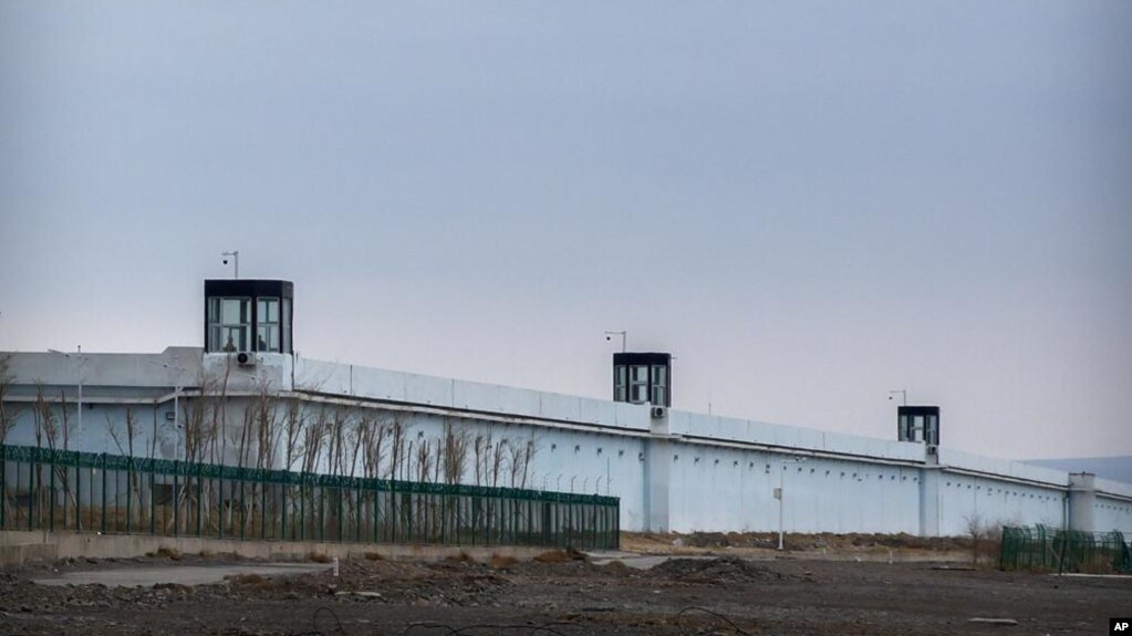 Bên ngoài Trung tâm Giam giữ số 3 Urumqi No. 3 ở Dabancheng, Tân Cương, 23/4/2021.