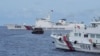 Sebuah kapal Filipina, di tengah, bermanuver di sekitar kapal penjaga pantai China ketika mereka mencoba memblokir jalan di dekat Second Thomas Shoal, di Laut Cina Selatan, 22 Agustus 2023. (Foto: AP)