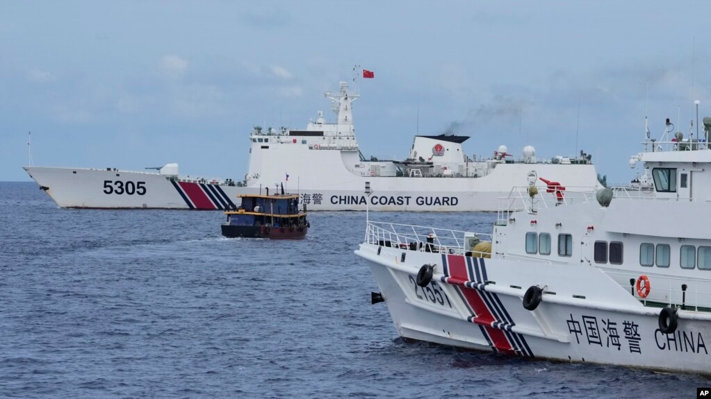 2023年8月，一艘菲律宾补给船在第二托马斯浅滩运送物资时被中国海警船封堵。（美联社）(photo:VOA)