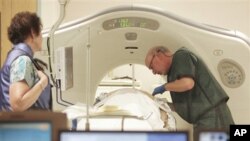 Dr. Steven Birnbaum ກໍາລັງທໍາການສ່ອງໄຟຟ້າ ໂດຍການໃຊ້ເຄື່ອງສ່ອງ​ອ້ອມ​ໂຕ ​ແລະ​ເບິ່ງ​ທາງ​ຄອມ​ພິວ​ເຕີ ຫລື CT scans ທີ່ສູນກາງການແພດປະຈໍາພາກໃຕ້ລັດນີວແຮມເຊີ.