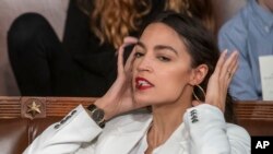 Ocasio-Cortez, D-N.Y., ha respondido en Twitter a ataques de sectores ultraconservadores. En la gráfica, la nueva legisladora en la instalación del nuevo Congreso. Washington, 3-1-19. (AP Foto/J. Scott Applewhite).