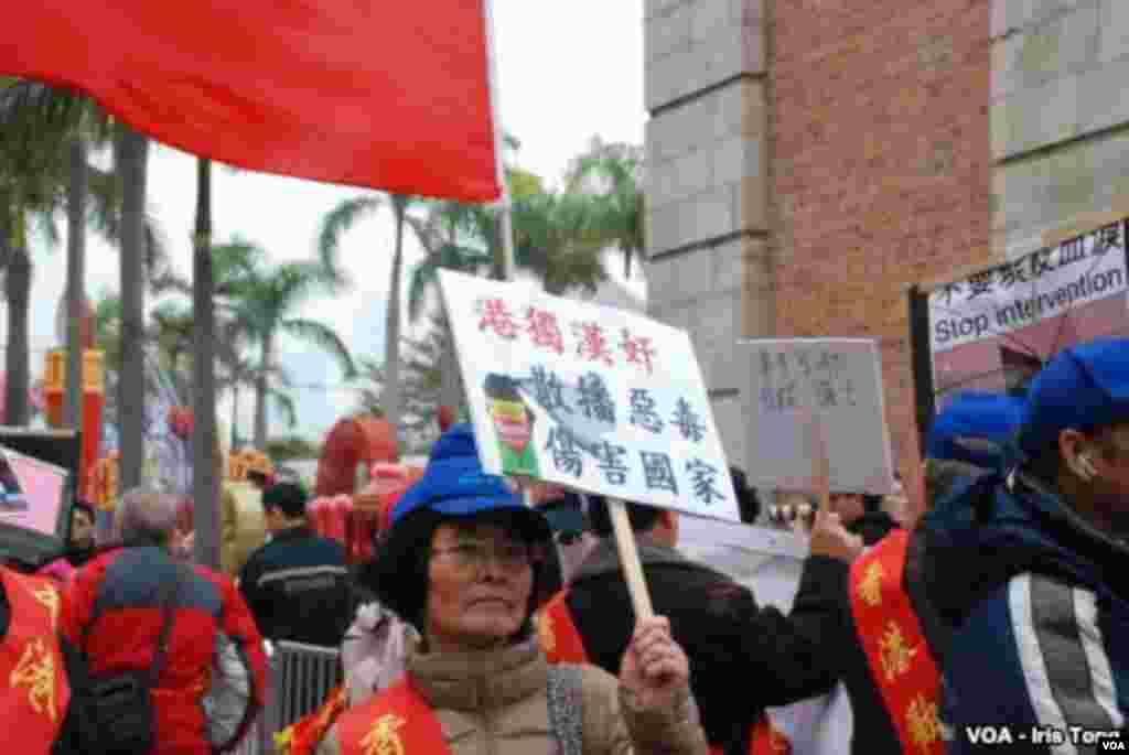 Another counter-demonstrator holds a banner saying, 'Hong Kong separatists spread evil and harm our country'. (Iris Tong, VOA)