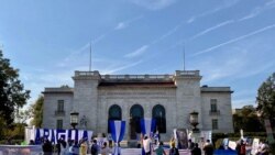 Miembros de la oposición nicaragüense se reúnen frente al edificio de la Organización de Estados Americanos (OEA) para manifestarse contra el presidente Daniel Ortega en Washington DC, el 20 de octubre de 2020.