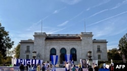 Miembros de la oposición nicaragüense se reúnen frente al edificio de la Organización de Estados Americanos (OEA) para manifestarse contra el presidente Daniel Ortega en Washington DC, el 20 de octubre de 2020.