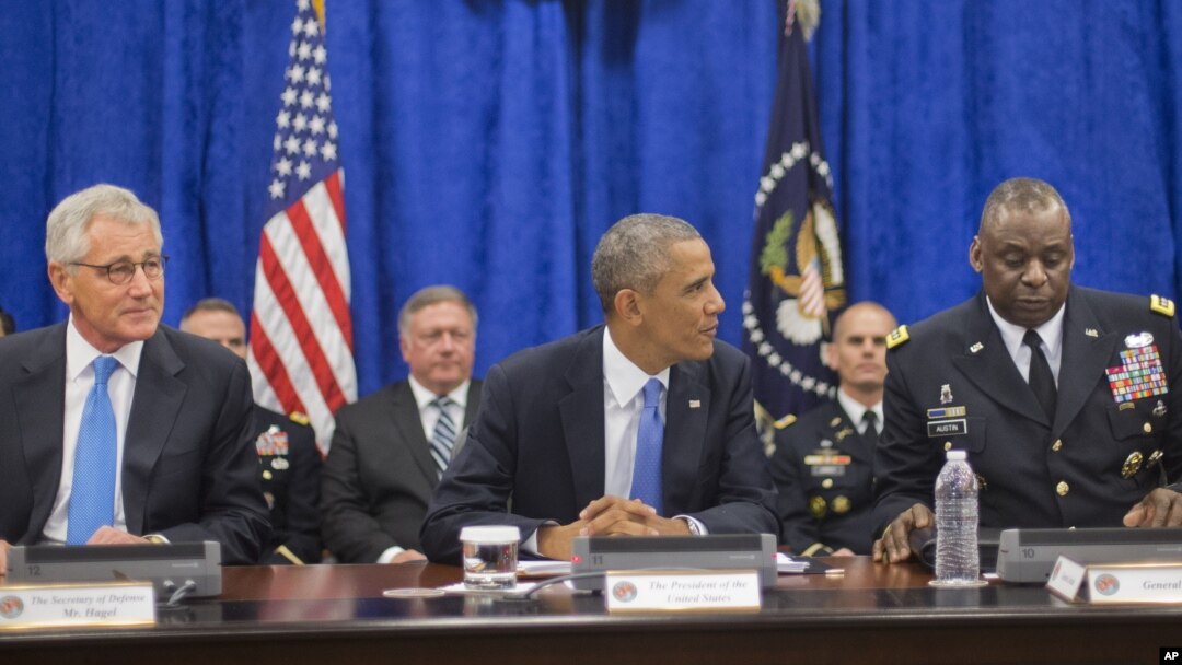 Prezident Obama Mudofaa vaziri Chak Xeygl, general lloyd Ostin bilan brifing paytida. MakDill Harbiy havo bazasi, Florida, 17-sentabr, 2014-yil.