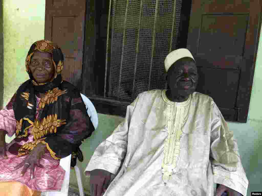 Ibrahim Seray Khan e Haja Aminata Khan, são os pais de Sheik Umar Khan, o médico que perdeu a batalha contra o vírus letal do Ébola, em Freetown, na Serra Leoa. Ago. 7, 2014.