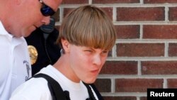 Dylann Roof es escoltado por la policía luego de su arresto en Shelby, Carolina del Norte.