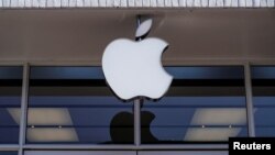 资料照片：华盛顿一家苹果店的标识。(2022年1月27日) 
