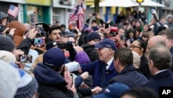 Presidenti Biden duke u përshëndetur me banorët në Dundalk