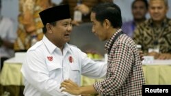 Calon Presiden Prabowo Subianto (kiri) dan Capres Joko Widodo berjabat tangan (foto: dok).