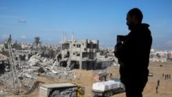 Truk bantuan bergerak di sepanjang jalan setelah menyeberang ke Gaza, menyusul gencatan senjata antara Israel dan Hamas, di Rafah di Jalur Gaza selatan, 25 Januari 2025. (Foto: REUTERS/Hatem Khaled)