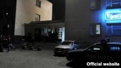 Policija ispred ulaza u redakciju Vijesti (rtcg.me)