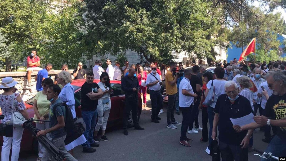 Pristalice opozicije i dijela civilnog sektora protestovale su ispred Ministarstva prosvjete, kulture, nauke i sporta Crne Gore tražeći smjenu ministarke Vesne Bratić, u Podgorici, 21. jula 2021. (Foto: Predrag Milić, Glas Amerike)