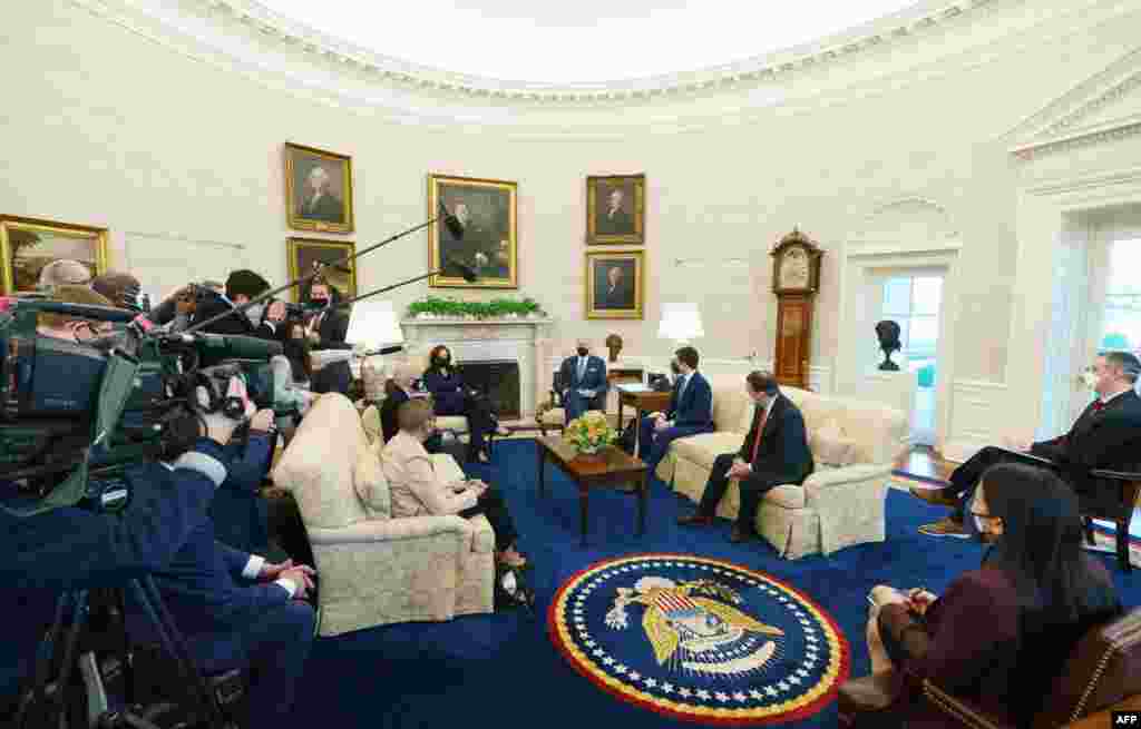 조 바이든 미국 대통령이 백악관 집무실에서 피트 부티지지 교통부 장관과 하원 교통기반시설위원회 소속 의원들과 만났다.