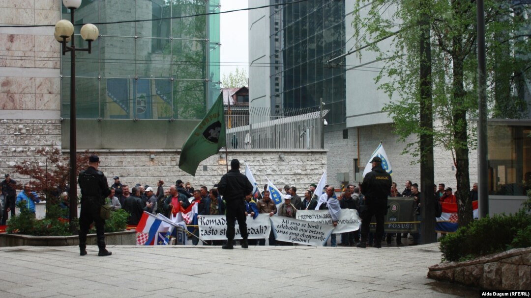 Ratni veterani protestuju pred Parlamentom FBiH, Sarajevo, 18. april 2018.