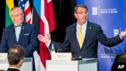 Menhan Lithuania Juozas Olekas (kiri) dan Menhan AS Ashton Carter dalam konferensi pers bersama di Tallinn, Estonia, Selasa (23/6).