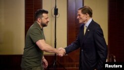 Президент України Володимир Зеленський та сенатор-демократ Річард Блументаль у Києві, 23 серпня 2023. Ukrainian Presidential Press Service/REUTERS