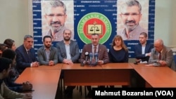 Diyarbakır Barosu, Diyarbakır Tabip Odası, Hak İnisiyatifi Derneği (HAK) Diyarbakır Temsilciliği, İnsan Hakları Derneği (İHD) Diyarbakır Şubesi’yle Türkiye İnsan Hakları Vakfı (TİHV) Diyarbakır Temsilciliği üyeleri, ortak bir basın açıklaması yaptı. 