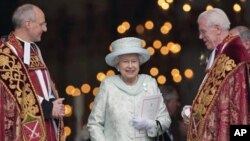 ພະລາຊີນີ Elizabeth II ຊົງສະເດັດອອກຈາກໂບດ St Paul's ທີ່ກຸງ London ຫລັງຈາກການສູດມົນສະແດງ ຄວາມຂອບໃຈ ໃນວັນສຸດທ້າຍຂອງການສະຫລອງ ຄົບຣອບ 60 ປີ ຂອງການຄອງລາດ, ວັນທີ 5 ມີຖຸນາ 2012. 