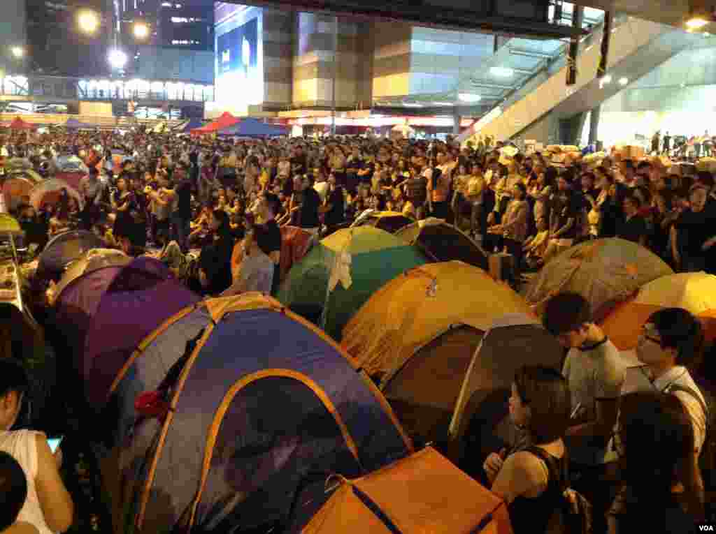 數以千計的學生和市民在金鐘雨傘廣場聲援學聯代表 (美國之音圖片/海彥拍攝) 