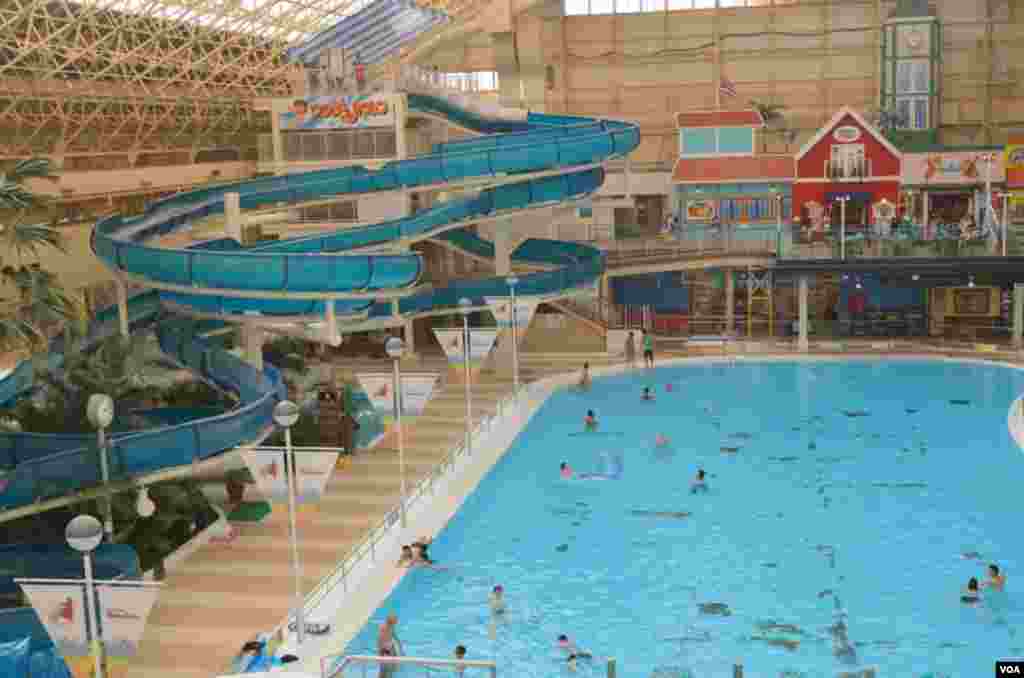 A giant dome maintains the air temperature at 28 degrees Celsius inside the water park, October 25, 2012. (Steve Herman/VOA)