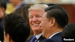 Le président américain Donald Trump, 2e à gauche, et le président chinois Xi Jinping, à droite, assistent à un dîner d'État au Grand Palais du Peuple à Beijing, en Chine, le 9 novembre 2017. 