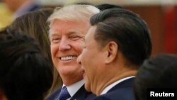 Le président américain Donald Trump et son homologue chinois Xi Jinping lors d’un dîner d'État au Grand Palais du Peuple à Beijing, Chine, 9 novembre 2017. 