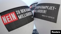 최저 임금 인상안에 반대하는 구호를 담은 풍선. 