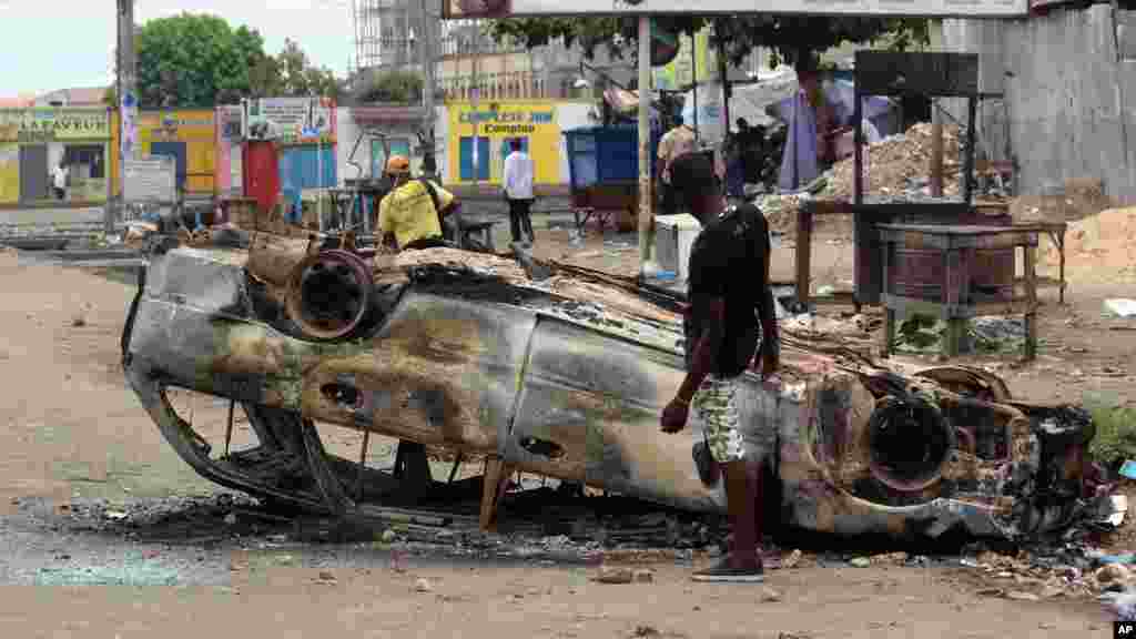 Une voiture incendiée lors des protestations, à Kinshasa, en RDC, le 19 septembre 2016.