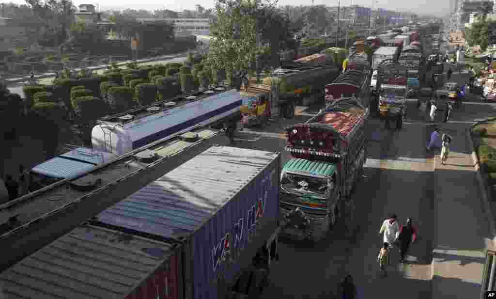 اسلام آباد میں جاری دھرنے سے اظہارِ یکجتی کے لیے کراچی کے داخلی راستے پر ہونے والے احتجاج کے سبب کراچی اور حیدرآباد کو ملانے والی سپر ہائی وے پر گاڑیاں پھنسی ہوئی ہیں۔