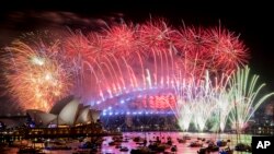 Los fuegos artificiales explotan en el puerto de Sydney ,durante las celebraciones de Año Nuevo en Sydney, el martes 1 de enero de 2019.