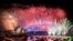 Los fuegos artificiales explotan en el puerto de Sydney ,durante las celebraciones de Año Nuevo en Sydney, el martes 1 de enero de 2019.